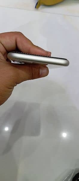 iPhone 11 in 10/10 condition 128 GB non PTI white colour 2