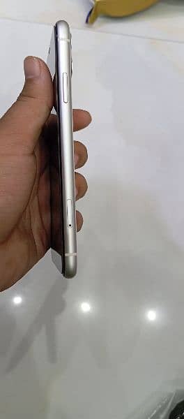 iPhone 11 in 10/10 condition 128 GB non PTI white colour 3
