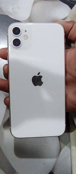 iPhone 11 in 10/10 condition 128 GB non PTI white colour 7