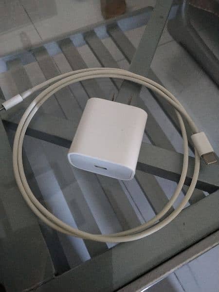 Apple 20W Usb-C power adapter 0