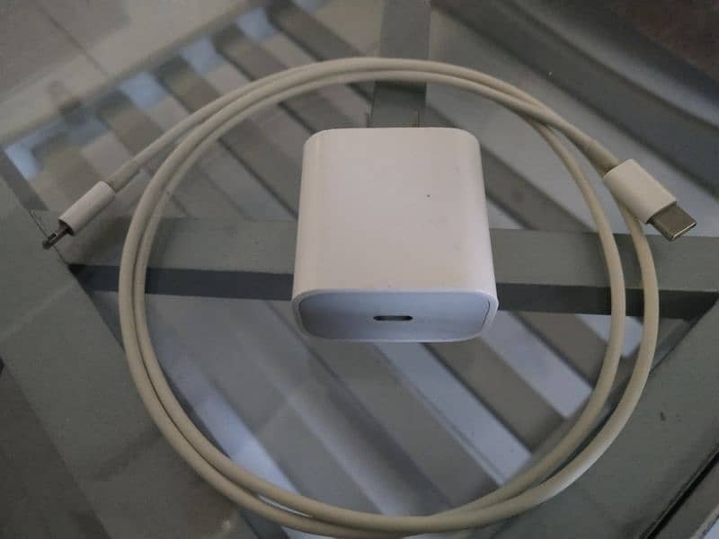 Apple 20W Usb-C power adapter 1