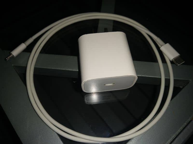 Apple 20W Usb-C power adapter 2