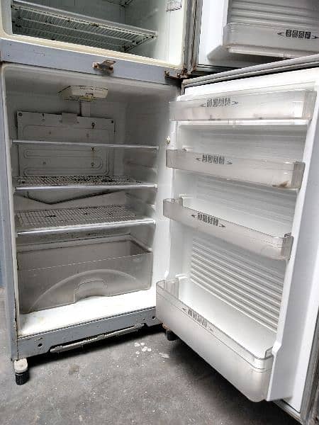 Dawlance Refrigerator (Medium Size) 4