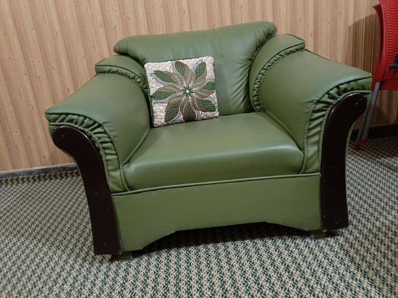7 Seater Beautiful and Comfortable Sofa Set in Lush Condition 0