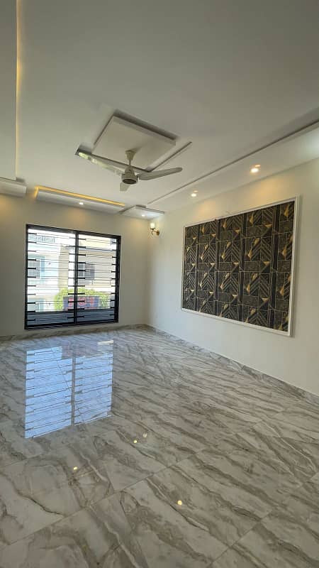 10 MARLA MODERN PALACE HOUSE AVAILABLE FOR SALE IN LDA AVENUE 15