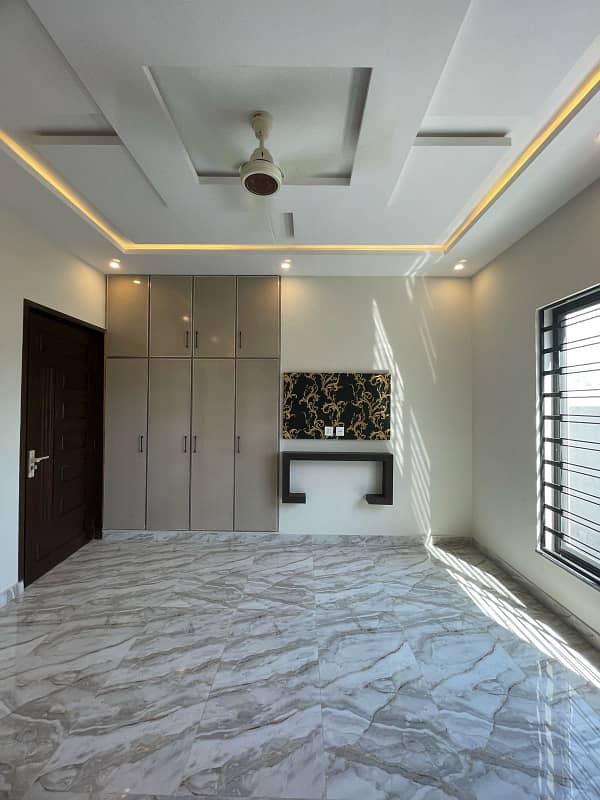 10 MARLA MODERN PALACE HOUSE AVAILABLE FOR SALE IN LDA AVENUE 25