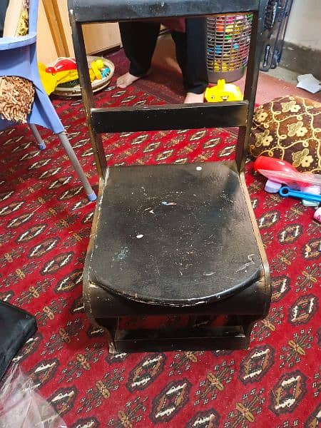 KIDS STUDY TABLE WITH CHAIR IN VERY GOOD CONDITION FOR URGENT SALE 6