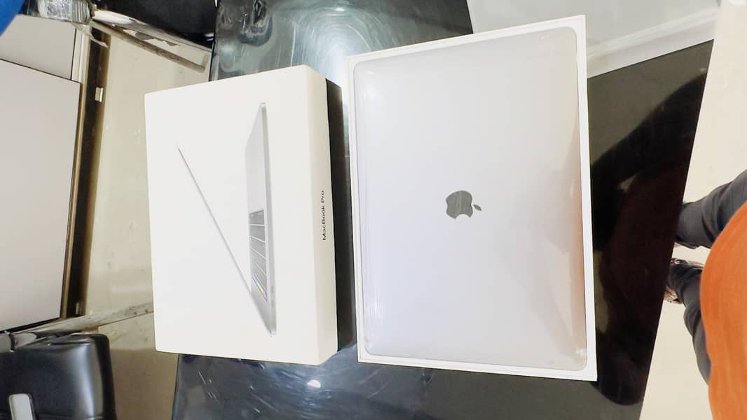 Apple Macbook pro 2017to2019 with box 2