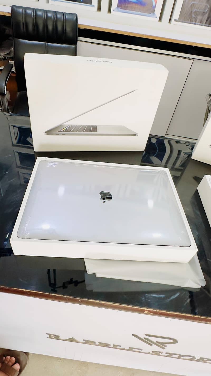 Apple Macbook pro 2017to2019 with box 4