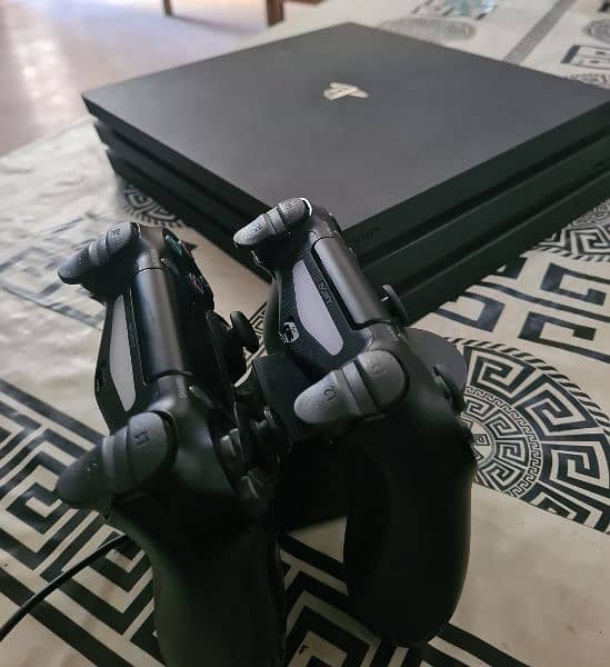 Sony PS4 Pro (1 TB) 1