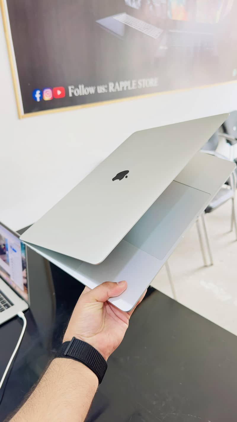 Apple macbook pro 2017 tch bar tch id with box 0