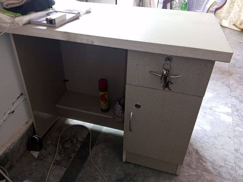 office table new condition 1