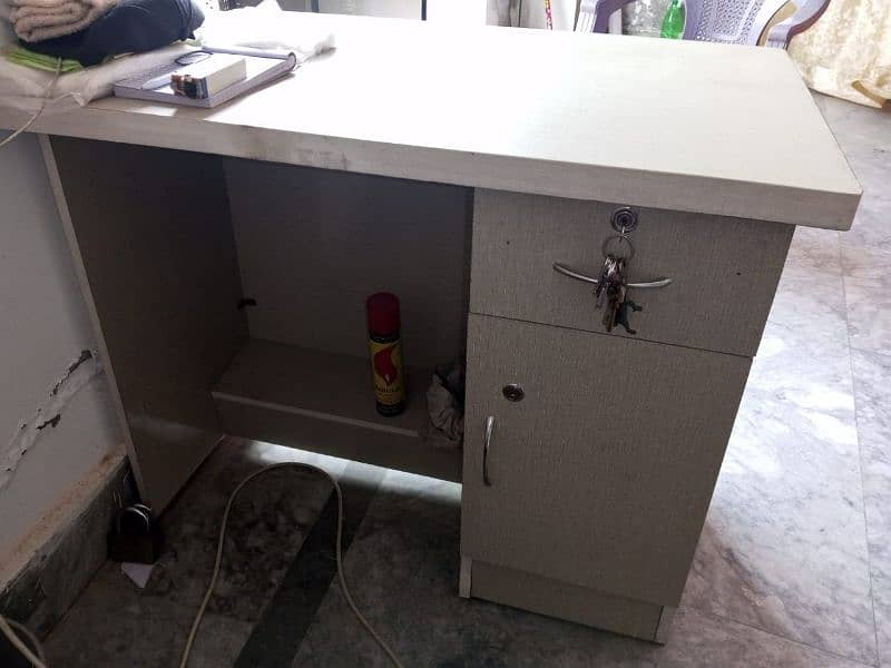 office table new condition 2