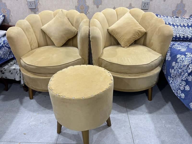 i want to sell bedroom chairs in goog condition 2