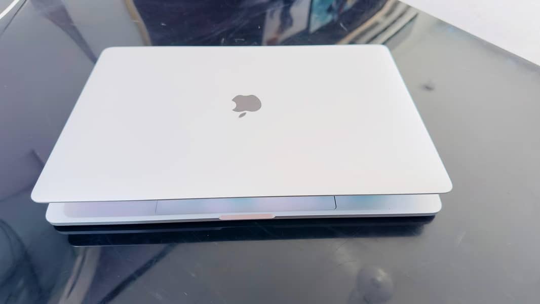 appe macbook pro 2017 with box 0