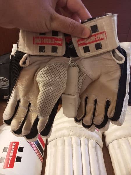 Cricket kit available in cheap price 8/10 condition 6