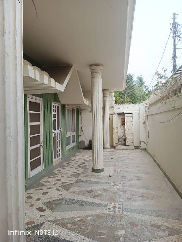 400 Square Yards Triple Storey Bungalow For Sale 32