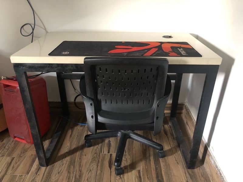 pc table & chair 0
