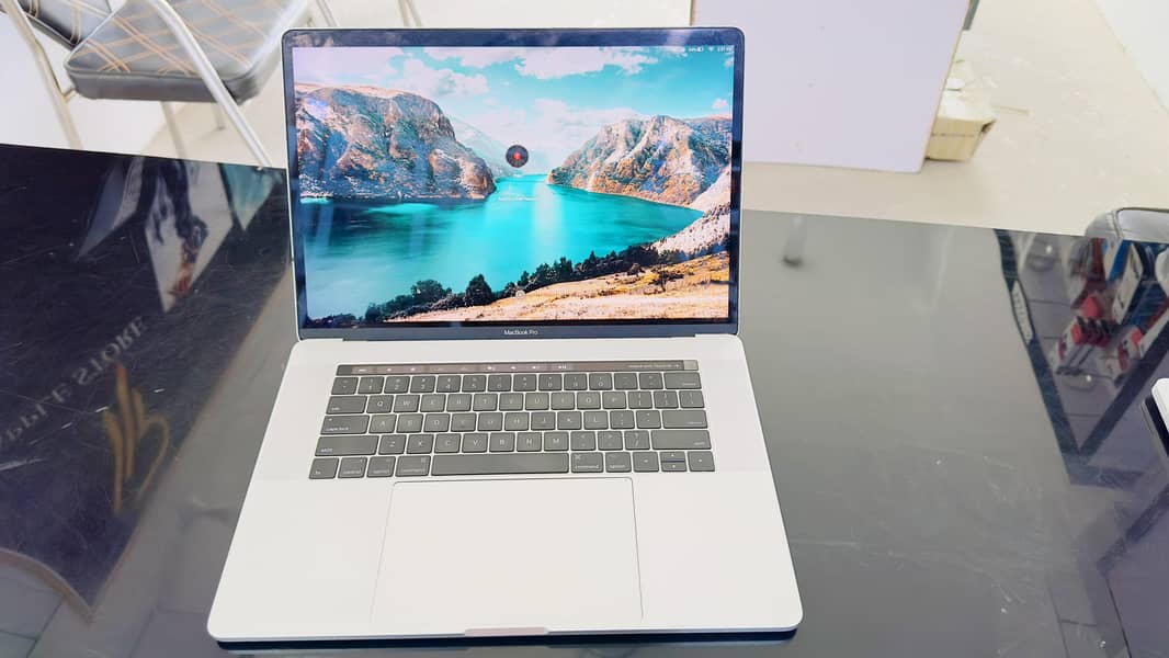 Apple MacBook Pro core i7 like new condition 0