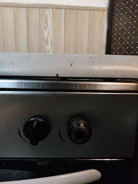 Cooking range with 3 stoves. good condition 1