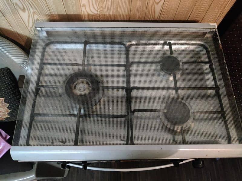 Cooking range with 3 stoves. good condition 2