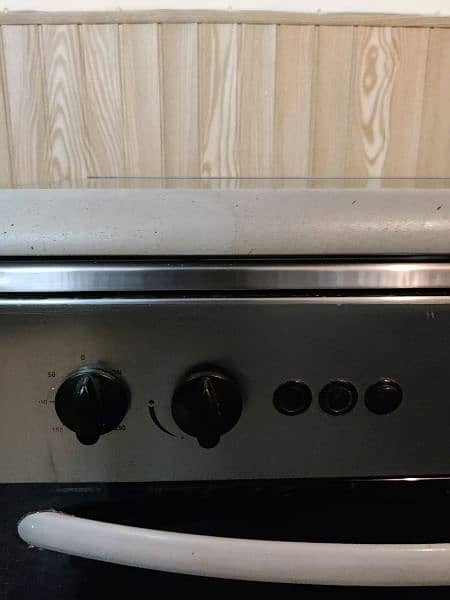 Cooking range with 3 stoves. good condition 4