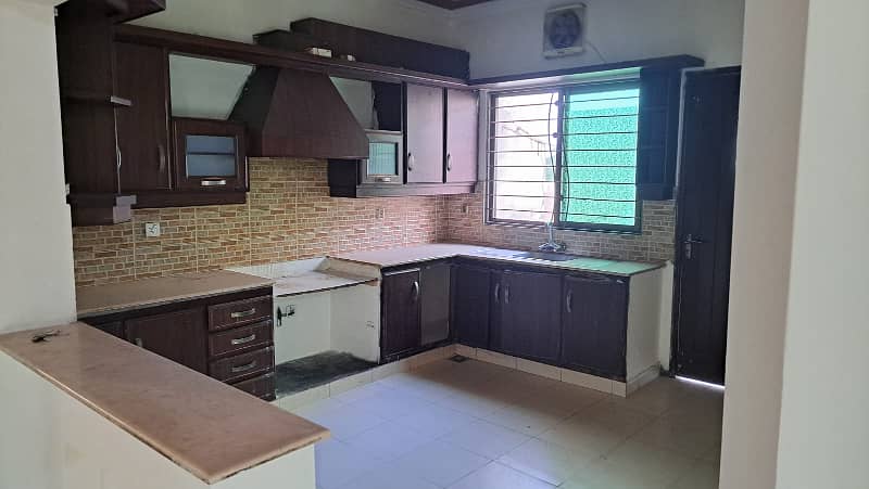 20 marla upper portion for rent in valencia town with 3 bedrooms 1