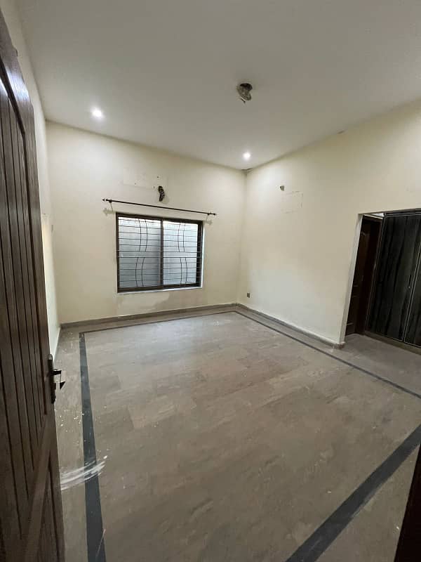 10 MARLA GOOD LOCATION LOWER PORTION AVAILABLE FOR RENT IN NASHEMAN-E-IQBAL PHASE 1 5