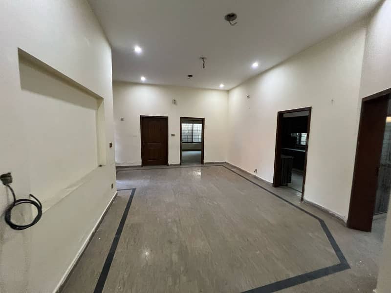 10 MARLA GOOD LOCATION LOWER PORTION AVAILABLE FOR RENT IN NASHEMAN-E-IQBAL PHASE 1 7