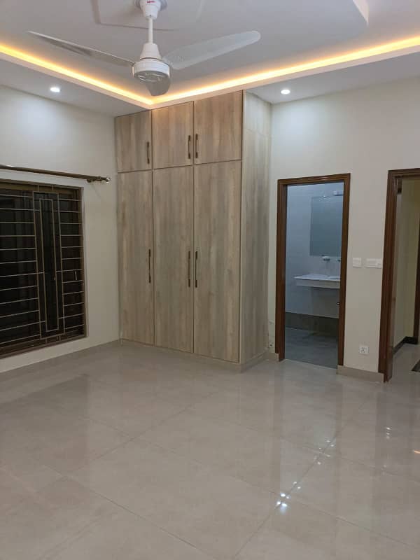 1 KANAL SUPERB LOCATION HOUSE AVAILABLE FOR RENT IN NASHEMAN-E-IQBAL PHASE 1 0