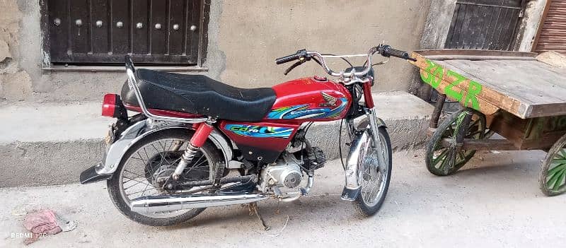 honda 70 ha full ready ha just copy ha bike ke Lahore numbr 4