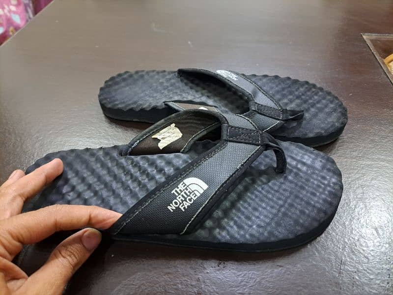 The north face slippers 0
