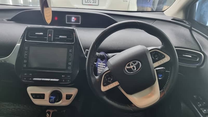 Toyota Prius S selection 2016 13
