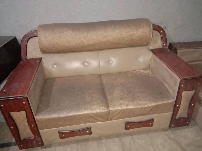 6 seater leather sofa with glass table for urgent sale 3