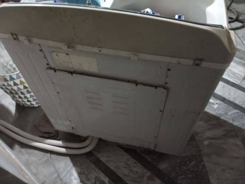 manual washing machine with spinner. 1