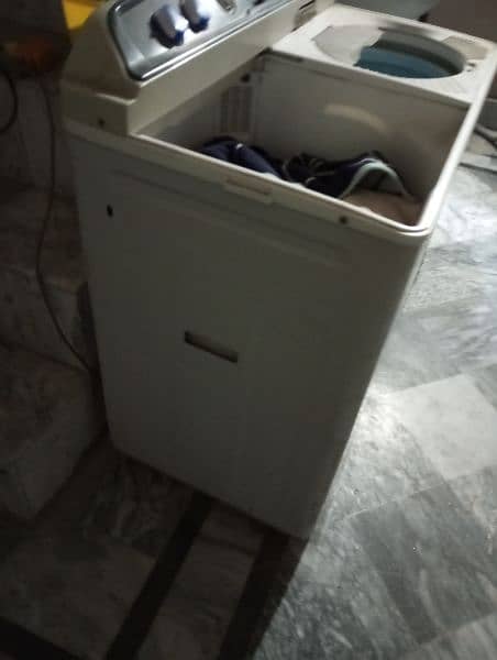 manual washing machine with spinner. 2