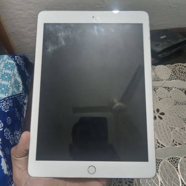 ipad 6th gen - Not a single fault - good condition 3