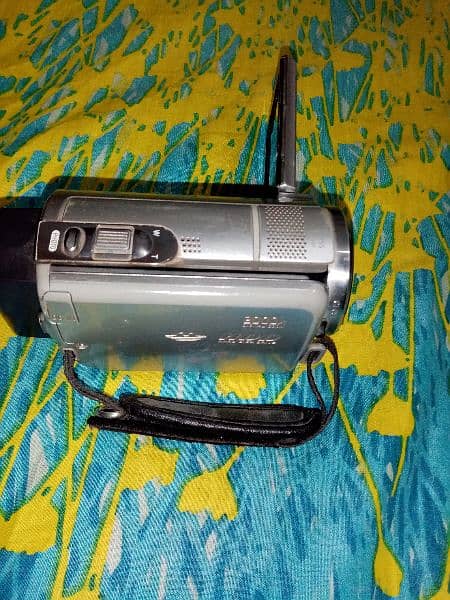 Sony Handycam camera DCR SR65 1