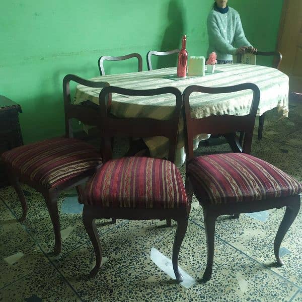 Dinning Table with 6 Chairs condition 5/10 1