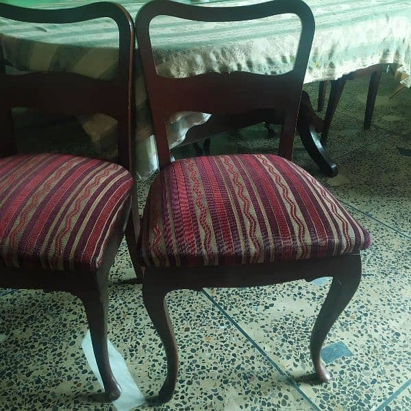 Dinning Table with 6 Chairs condition 5/10 2