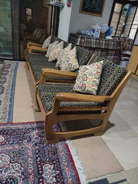 5 seater sofa set with cushions. 1