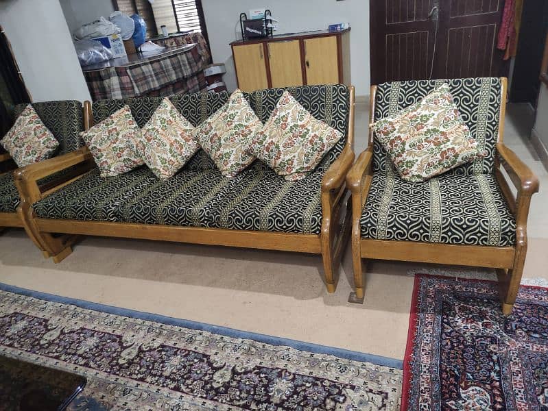 5 seater sofa set with cushions. 2