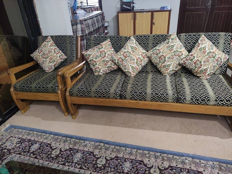 5 seater sofa set with cushions. 3
