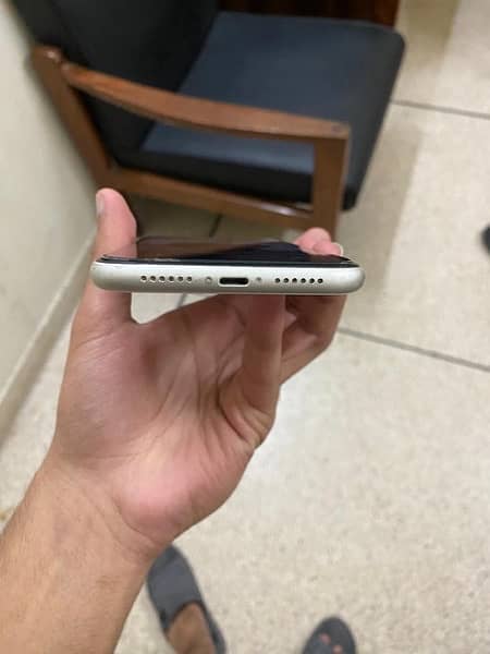 iphone 11 128gb pta, urgent sale. (95 B. H) 1