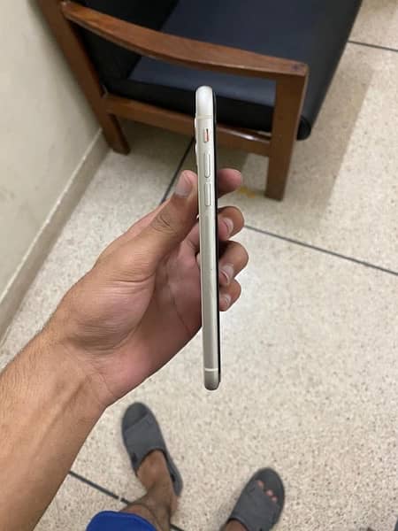 iphone 11 128gb pta, urgent sale. (95 B. H) 3