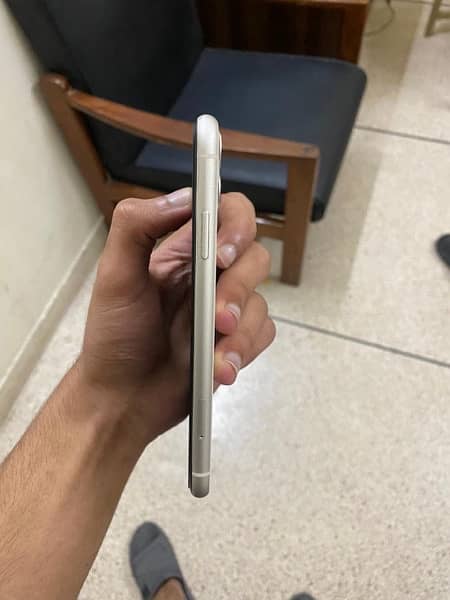 iphone 11 128gb pta, urgent sale. (95 B. H) 6