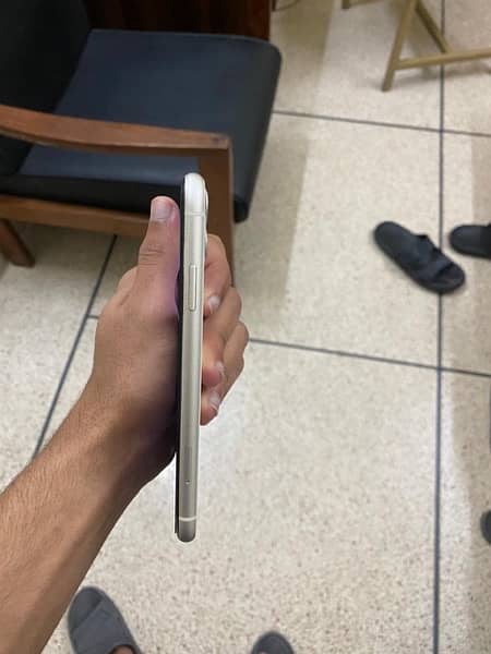 iphone 11 128gb pta, urgent sale. (95 B. H) 8