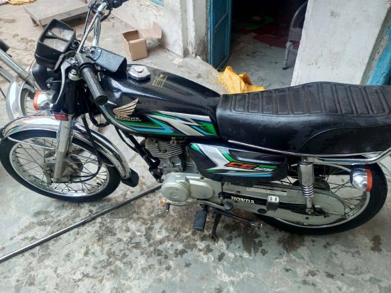 Honda 125 hai 2021 model hai ur stiker 2023 ka lga hwa hai 5