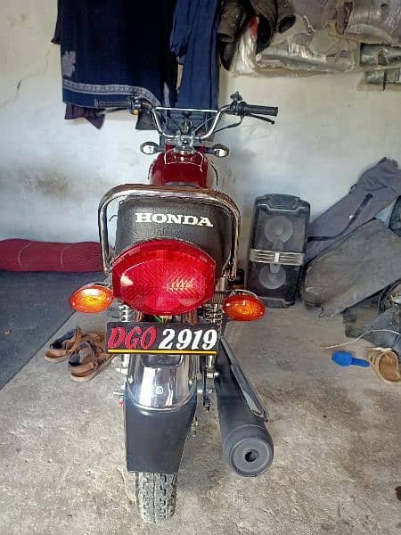 I am selling Honda125 10/10 condition 3