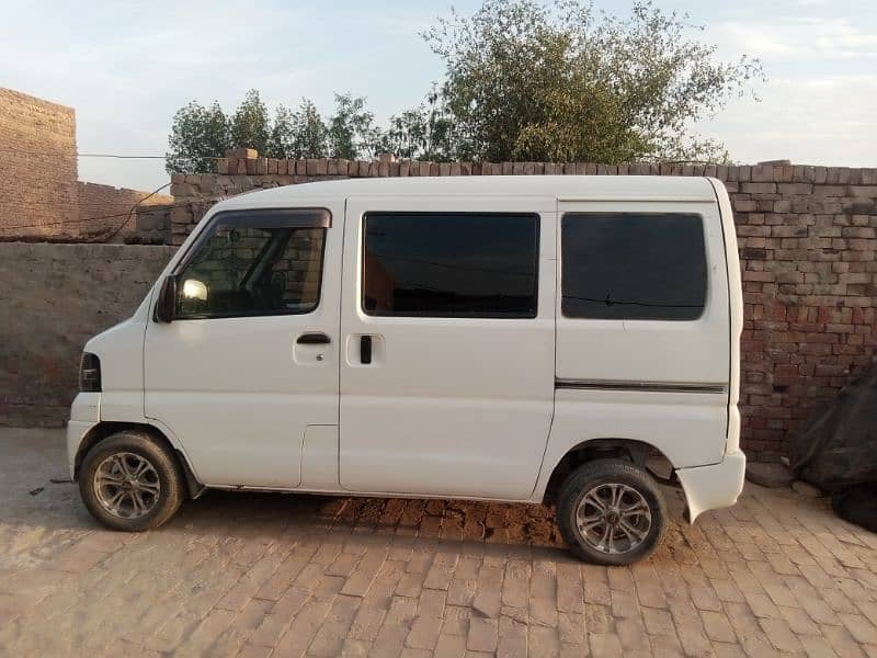 Mitsubishi  Minicab Bravo model 2011 3